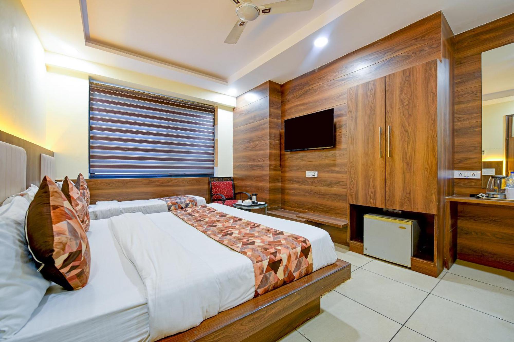Hotel Le Grand - Walk-In From Rk Ashram Metro Station 뉴델리 외부 사진