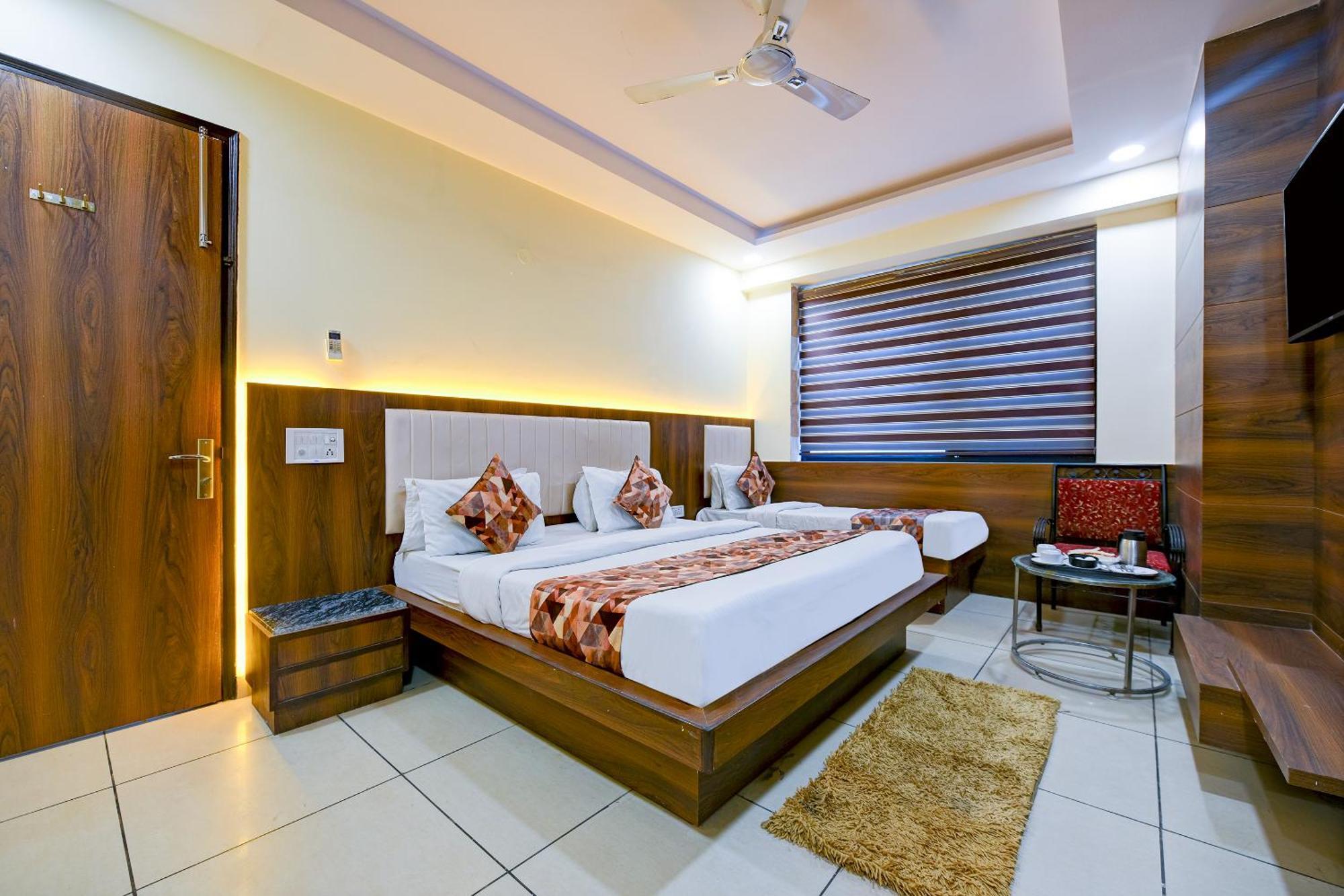 Hotel Le Grand - Walk-In From Rk Ashram Metro Station 뉴델리 외부 사진