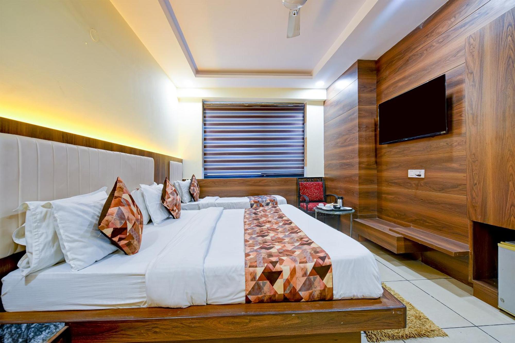 Hotel Le Grand - Walk-In From Rk Ashram Metro Station 뉴델리 외부 사진